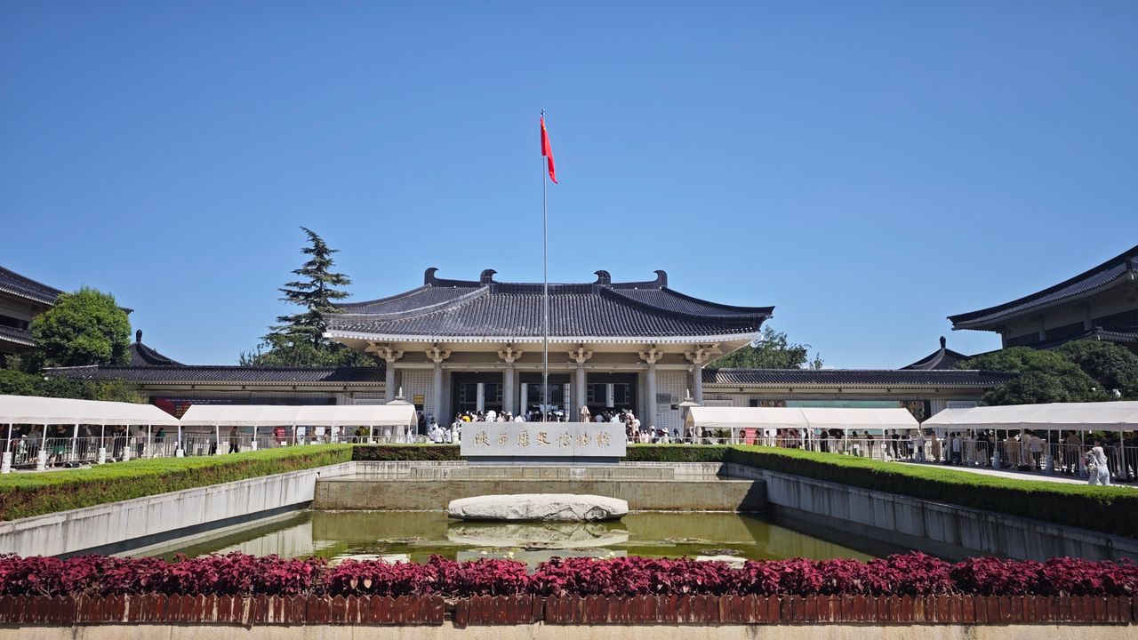The Shaanxi History Museum building with its reflection