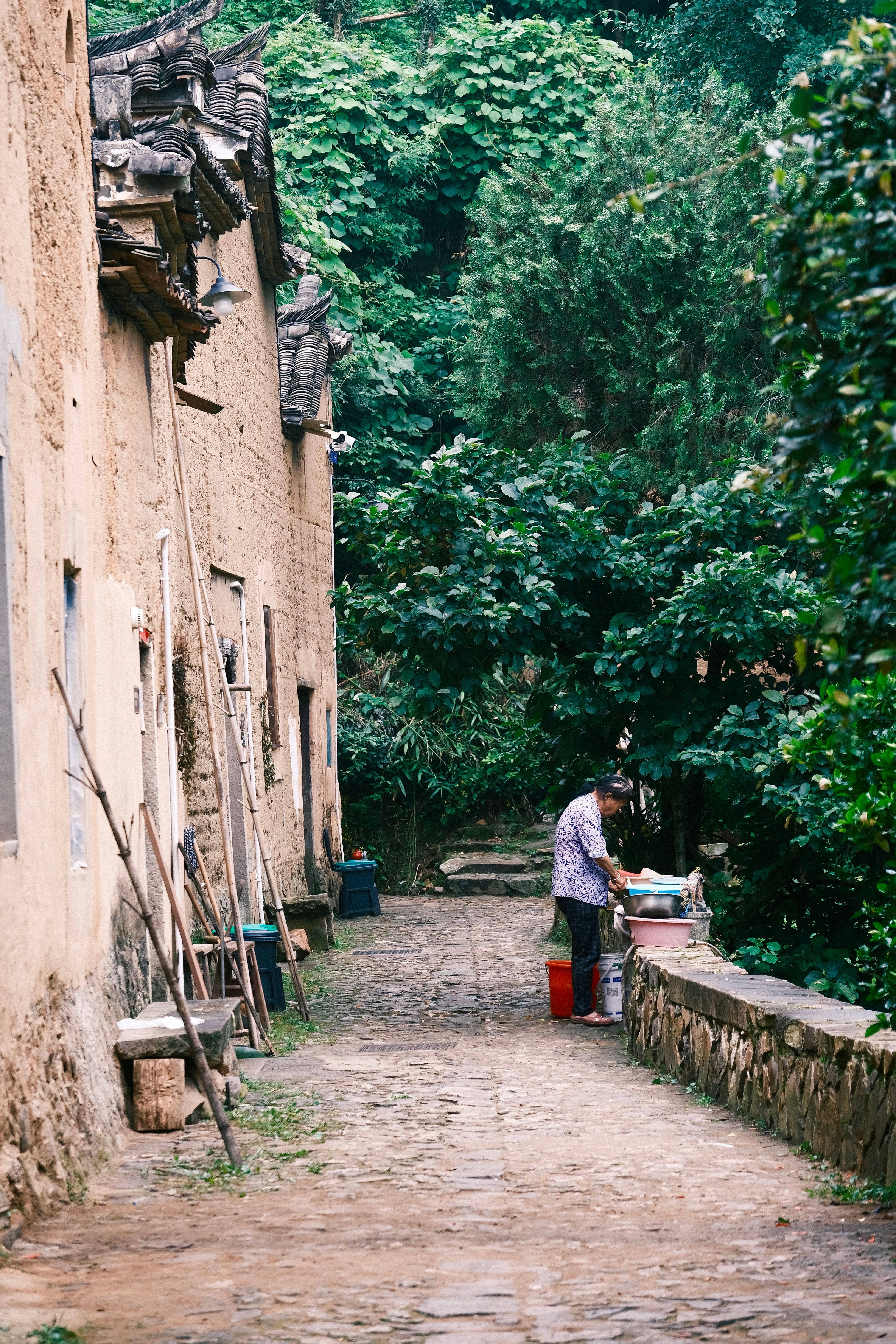 The narrow lanes and stalls of Zengcuo’an Village